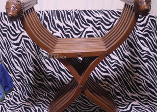 Chaise en bois massif sculpture lion, Italie