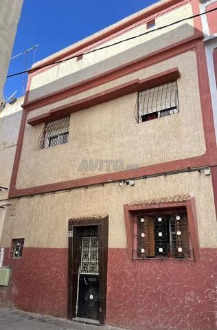 منزل حر للبيع بالقرب من مول بن عمر (ساحة الشهداء)