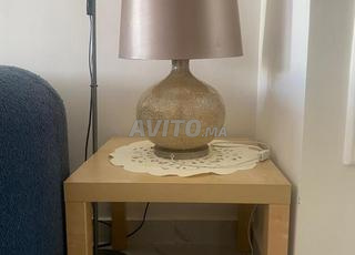 طاولة جانبية ومصباح ديكور (حالة جيدة جدًا)