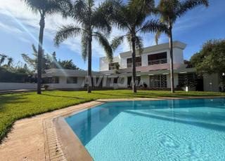 فيلا فاخرة للإيجار مع مسبح