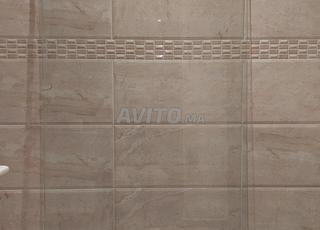 فاصل زجاجي مقسّى للحمام