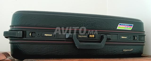 حقيبة سفر دبلوماسية كبيرة