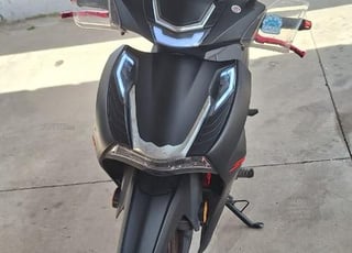 دراجة نارية sh daytona مازالت نقية مع صندوقها العلوي