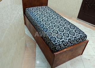 Lit en bois pour une personne avec matelas