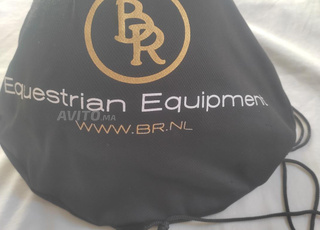 Un casque d'équitation de marque BR.