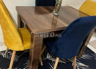 Table à manger quatre chaises