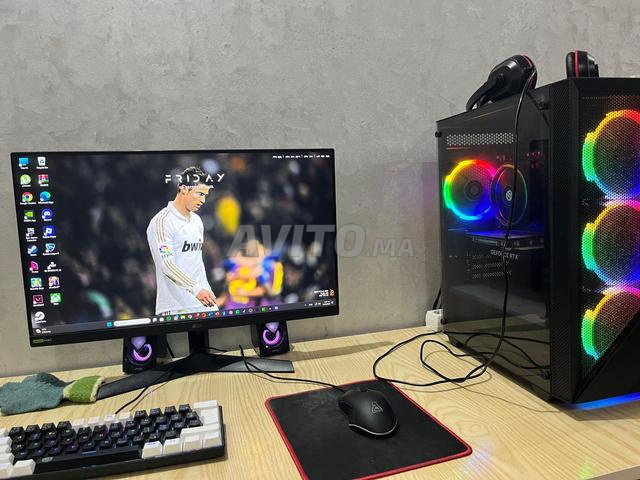 حاسوب ألعاب لا يزال نظيفًا بكل ملحقاته بالإضافة إلى لعبتين