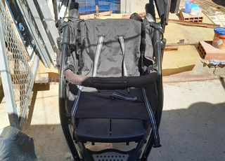 عربة أطفال سوداء