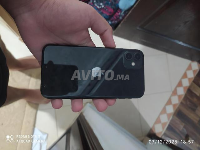 Un téléphone Iphone 11 - 2