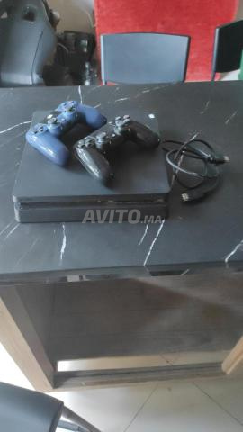 PS4 Slim 500gb et deux manettes