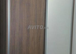 Armoire moderne avec porte miroir – Élégance