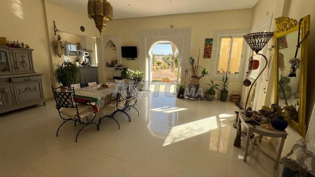 فيلا بمساحة 7000 متر مربع للإيجار على طريق فاس