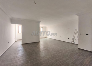 مكتب تم تحويله إلى شقة من غرفتين