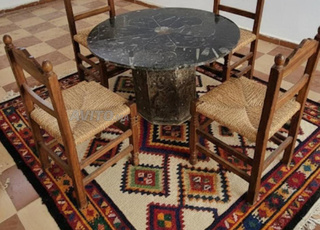 طاولة من الأحفورة