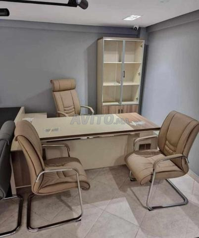 مكتب إداري أنيق مستورد بجودة عالية وتصميم عملي
