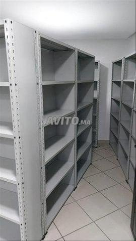 أرفف مع خلفية وجدران