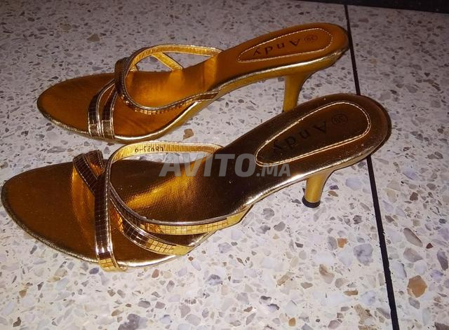 صندلان جديدان ذهبيان وأبيضان