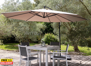 Parasol circulaire de trois mètres de diamètre, couleur beige modérée