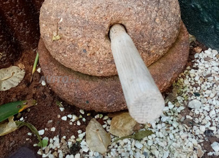 طاحونة يدوية