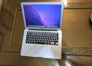 Macbook i5 / 8GB Ram / 256gb