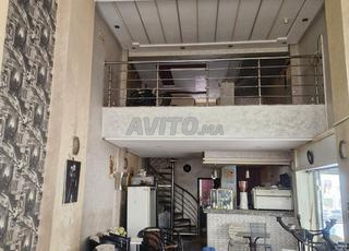 مقهى للبيع، الأرضية والجدران