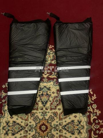 المنتج الظاهر هو واقيات أرجل عاكسة