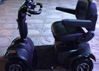 Fauteuil roulant électrique pour personnes à besoins spécifiques