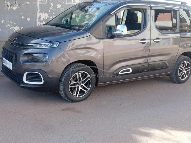 voiture d'occasion en très bon état 1er main 