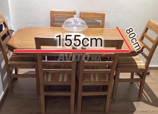 Chambre à coucher neuve et table en bois