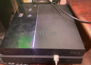 Ps4 propre avec les câbles, manette et CD de jeux