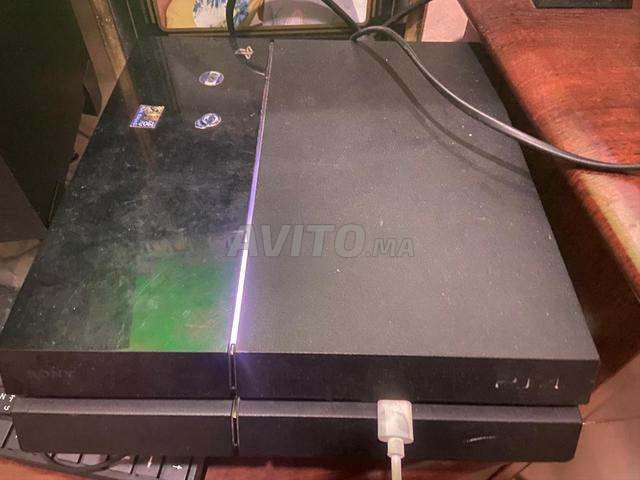 Ps4 propre avec les câbles, manette et CD de jeux