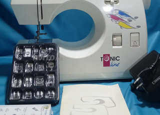 Machine à coudre avec 32 accessoires
