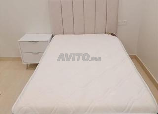 Lit simple moderne + table de chevet