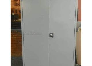 Armoire métallique avec étagères