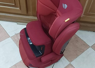 مقعد سيارة للأطفال