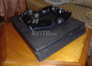 بلاي ستيشن 4 سليم بجودة جيدة جداً مع ذراعي تحكم