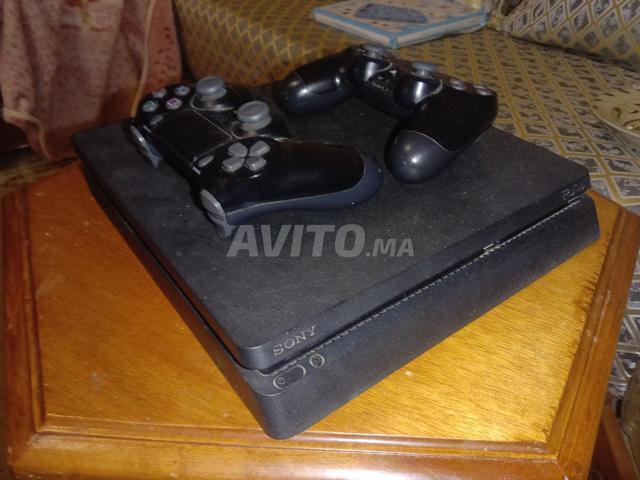 بلاي ستيشن 4 سليم بجودة جيدة جداً مع ذراعي تحكم