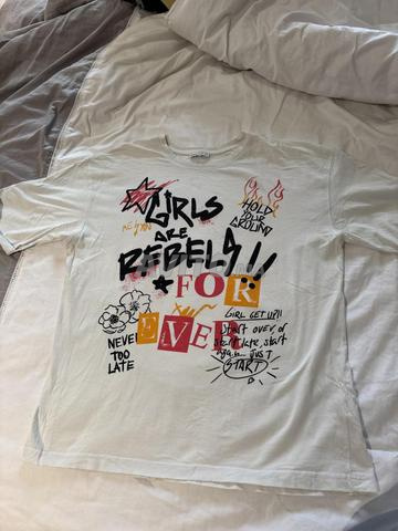 تي شيرت أبيض (bershka)