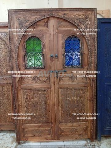 باب خشبي تقليدي منقوش يدويًا خشب أصيل على القياس