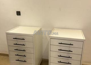 أثاث أبيض بعجلات