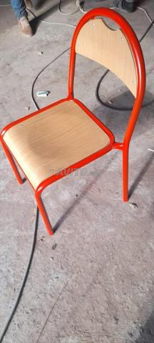 كرسي تعليمي عصري يسهل الجلوس طوال الحصة