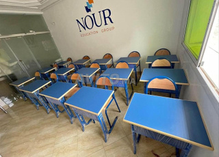 Équipements scolaires comprenant des tables robustes et des chaises confortables