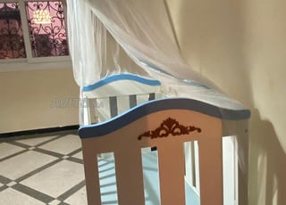 Lit bébé avec matelas et tour de lit