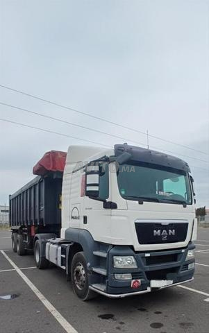 Man avec La benne strong bennes