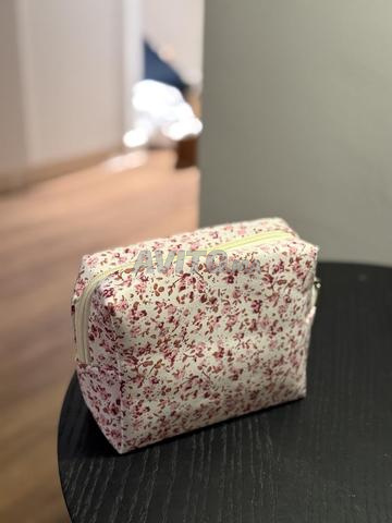 حقيبة مكياج زهرية جديدة تمامًا