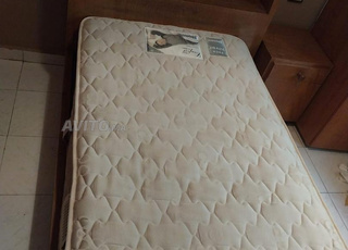 Lit et table de chevet