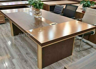 Table de réunion robuste avec un design moderne et élégant