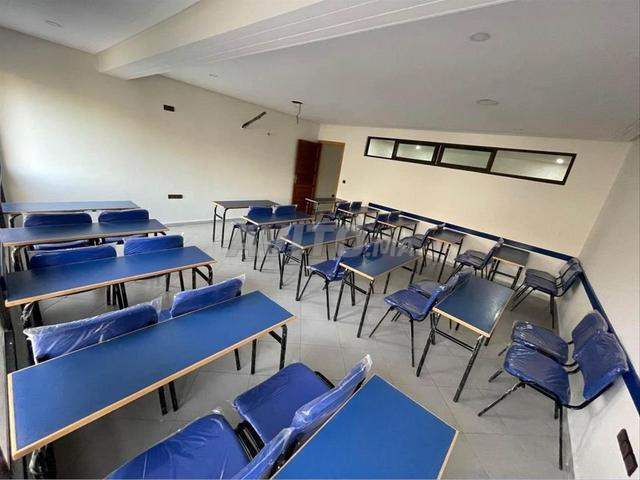 طاولات مدرسية مزدوجة المقاعد - حالة جيدة جدًا