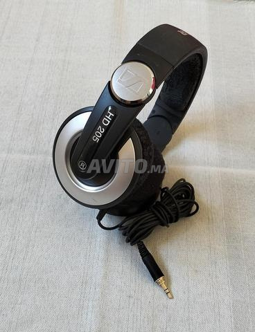 خوذة Sennheiser HD 205 تعمل
