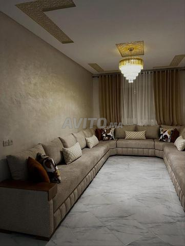 صالون حديث على شكل حرف U - تصميم أنيق ومريح